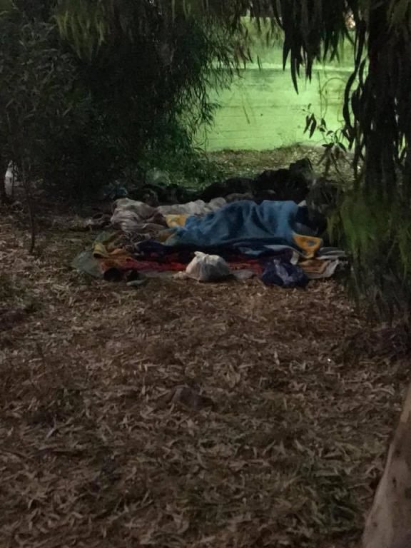 Εικόνες που προβληματίζουν στη Σαντορίνη -Αστεγοι κοιμούνται στον δρόμο στα κοσμοπολίτικα Φηρά [εικόνες] | iefimerida.gr 0