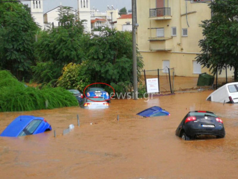 Το αυτοκίνητό του παρασύρθηκε από τα νερά, στο Μαρούσι, υπέστη ζημιές, αλλά ο άνθρωπος αυτός γλίτωσε ξανά.