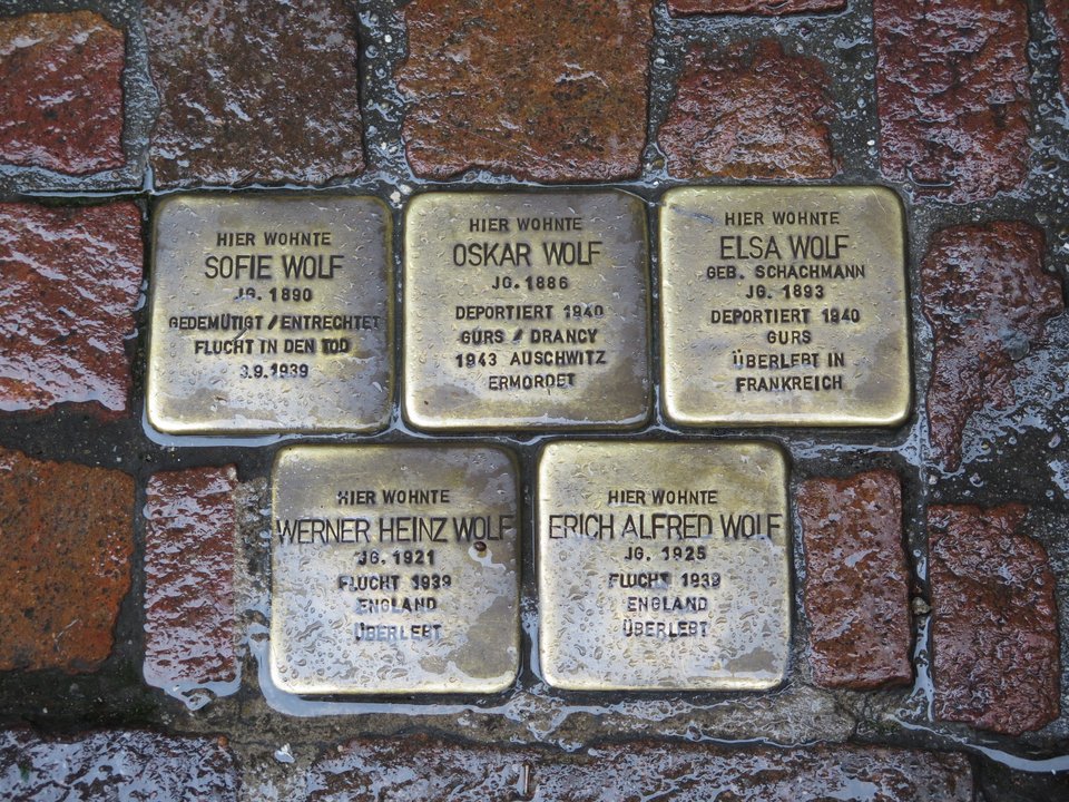 Πέτρες μνήμης -Χτίζουν στο πεζοδρόμιο τα ονόματα Εβραίων που σκότωσαν οι Ναζί [εικόνες] | iefimerida.gr 1