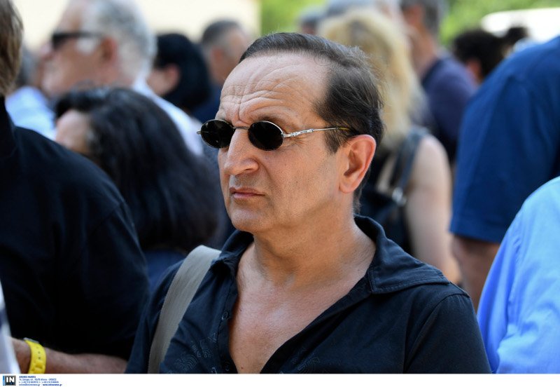 Θρήνος στην κηδεία της Τζέσυ Παπουτσή - «Θέλω να πεθάνω» φώναζε η Βάσια Τριφύλλη [εικόνες]  | iefimerida.gr 4