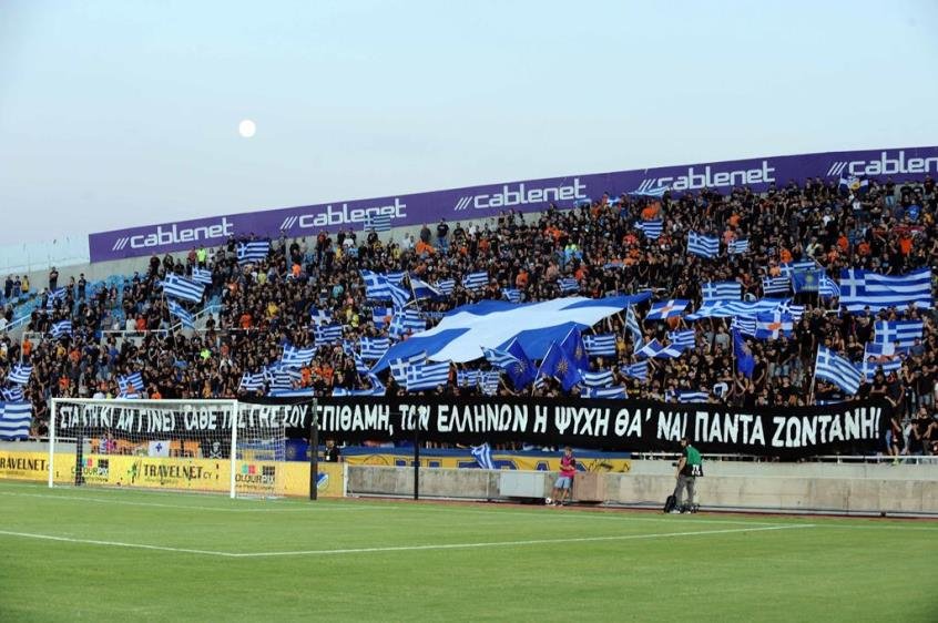 Το συγκλονιστικό πανό στο πέταλο των οργανωμένων/Φωτογραφία: omada.reporter