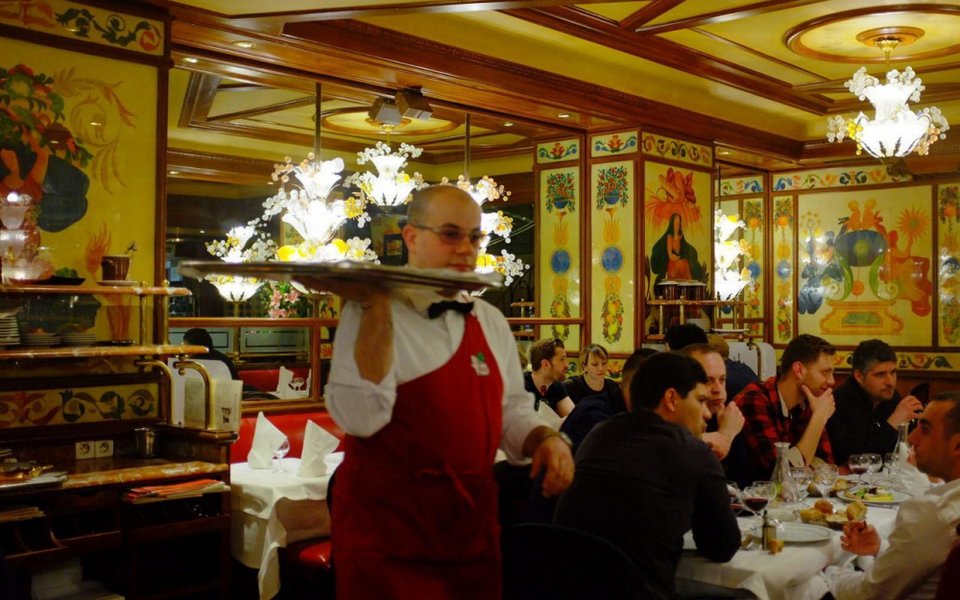 Σε ένα από τα ωραιότερα μπιστρό του Παρισιού σερβίρουν γουρουνοπόδαρο -Χαλασμός κόσμου [εικόνες] | iefimerida.gr 2