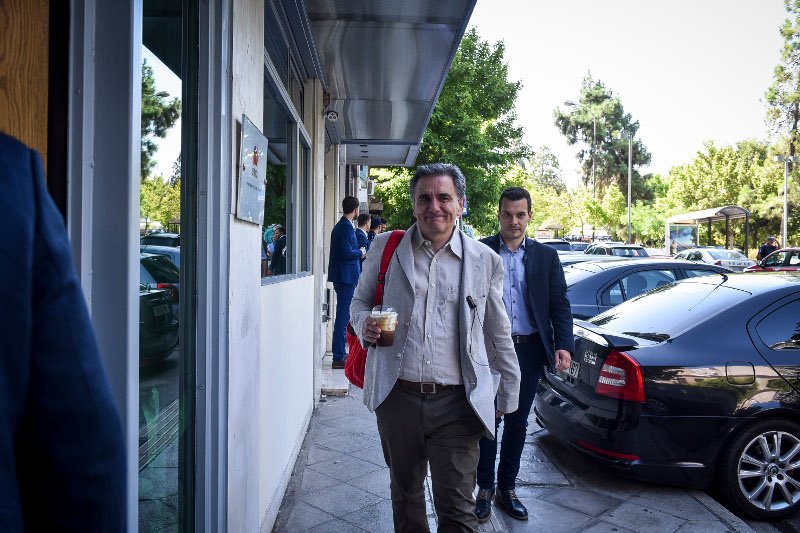 Με το κόκκιμο σακίδιο στην πλάτη και τον καφέ στο χέρι ο υπουργός Οικονομικών, Ευκλείδης Τσακαλώτος
