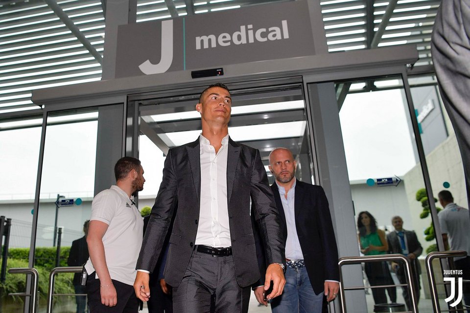 Τρέλα στο Τορίνο: Αποθέωση για τον Κριστιάνο Ρονάλντο, χαμός για μια φωτογραφία [εικόνες & βίντεο] | iefimerida.gr 0