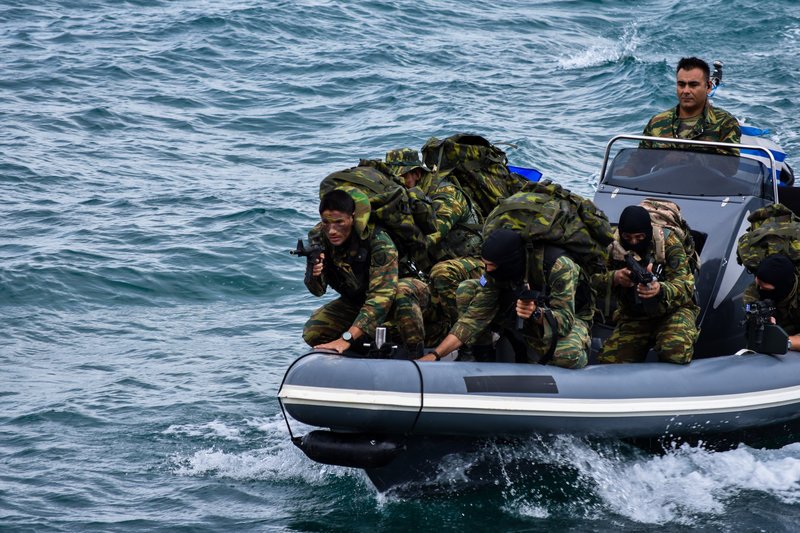 Εστησαν σκηνικό στην Ανάβυσσο για τα γυρίσματα ταινίας με τον Θοδωρή Αθερίδη [εικόνες] | iefimerida.gr 1