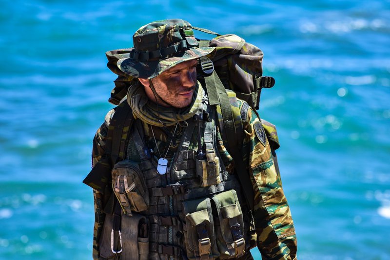 Εστησαν σκηνικό στην Ανάβυσσο για τα γυρίσματα ταινίας με τον Θοδωρή Αθερίδη [εικόνες] | iefimerida.gr 13