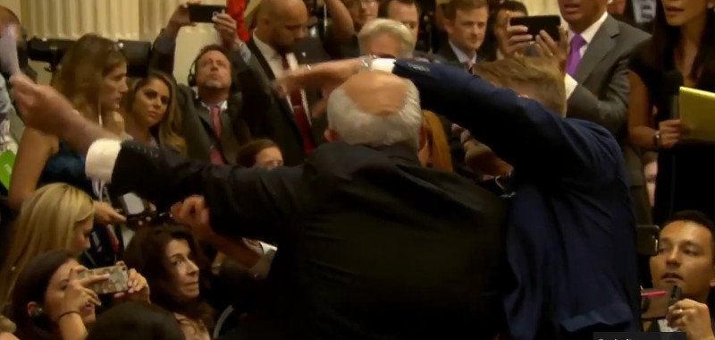 Απρόοπτο στη συνέντευξη Τύπου Τραμπ-Πούτιν: Ανδρας διαμαρτυρήθηκε, τον πήραν σηκωτό [εικόνες] | iefimerida.gr 5