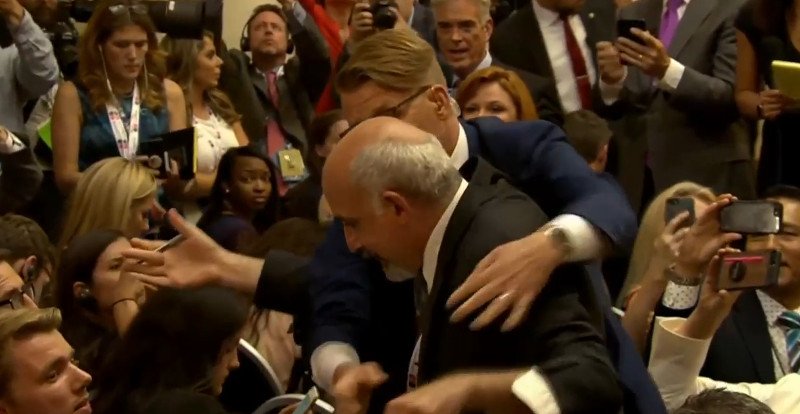 Απρόοπτο στη συνέντευξη Τύπου Τραμπ-Πούτιν: Ανδρας διαμαρτυρήθηκε, τον πήραν σηκωτό [εικόνες] | iefimerida.gr 6