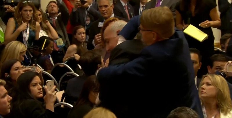 Απρόοπτο στη συνέντευξη Τύπου Τραμπ-Πούτιν: Ανδρας διαμαρτυρήθηκε, τον πήραν σηκωτό [εικόνες] | iefimerida.gr 7