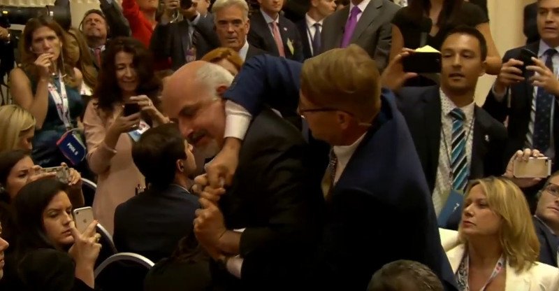 Απρόοπτο στη συνέντευξη Τύπου Τραμπ-Πούτιν: Ανδρας διαμαρτυρήθηκε, τον πήραν σηκωτό [εικόνες] | iefimerida.gr 8