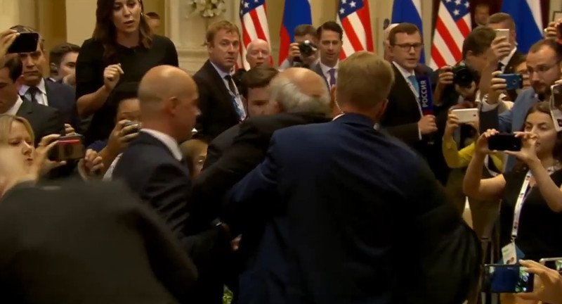Απρόοπτο στη συνέντευξη Τύπου Τραμπ-Πούτιν: Ανδρας διαμαρτυρήθηκε, τον πήραν σηκωτό [εικόνες] | iefimerida.gr 9
