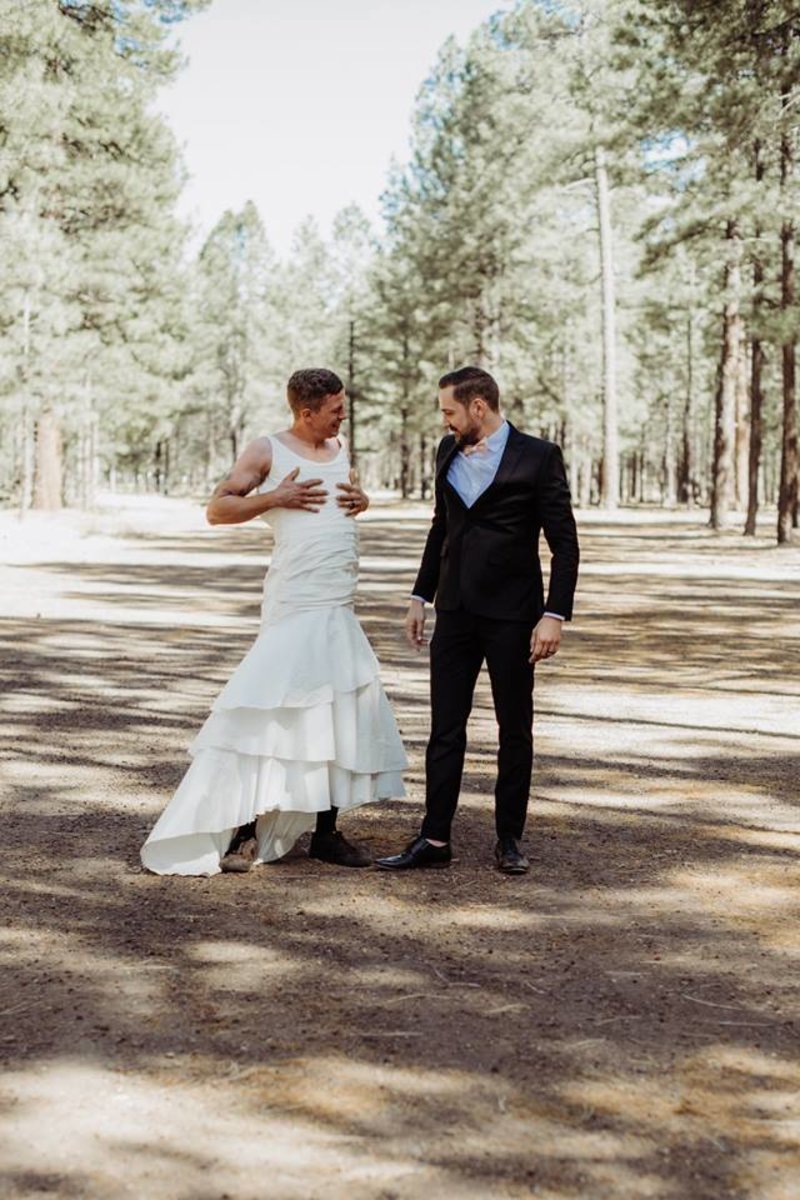 Η φάρσα νύφης στον γαμπρό: Του έστειλε... τον αδελφό της με νυφικό [εικόνες] | iefimerida.gr 6