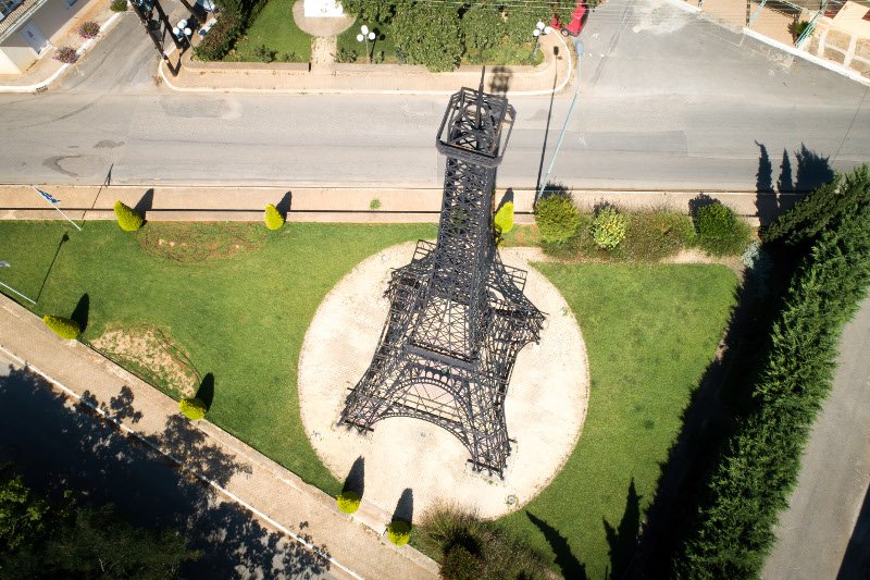 Κι όμως υπάρχει Πύργος του Αϊφελ και στην Ελλάδα -Στην είσοδο χωριού [εικόνες] | iefimerida.gr 6