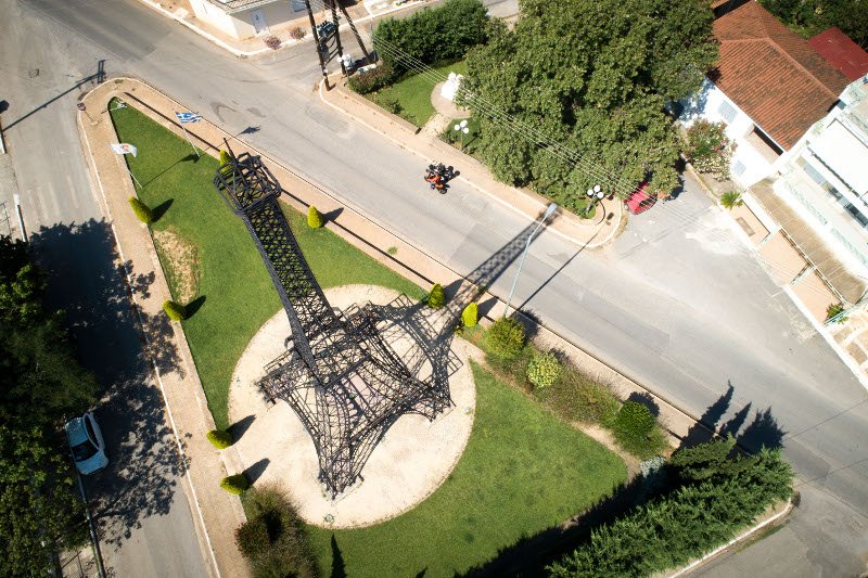 Κι όμως υπάρχει Πύργος του Αϊφελ και στην Ελλάδα -Στην είσοδο χωριού [εικόνες] | iefimerida.gr 4