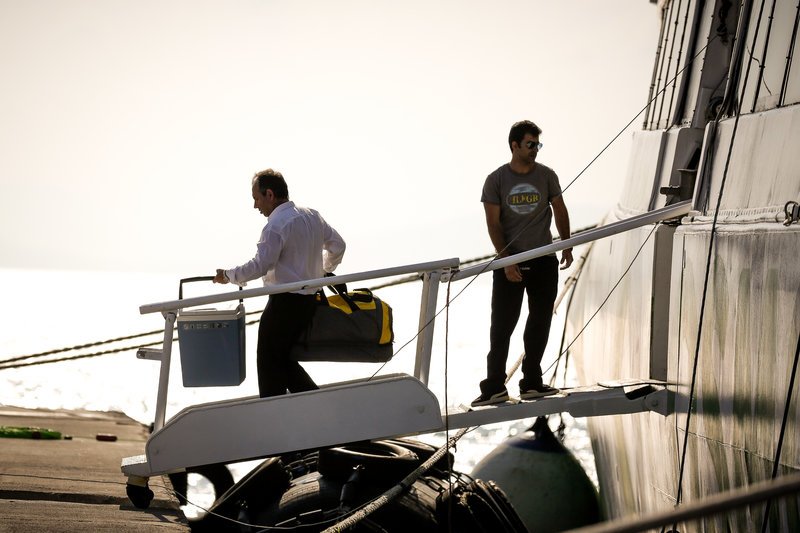 Με ασφάλεια μεταφέρθηκαν στη στεριά οι 215 επιβάτες του  Flyingcat 4 -Επέστρεψε και έδεσε στο λιμάνι το πλοίο [εικόνες] | iefimerida.gr 0