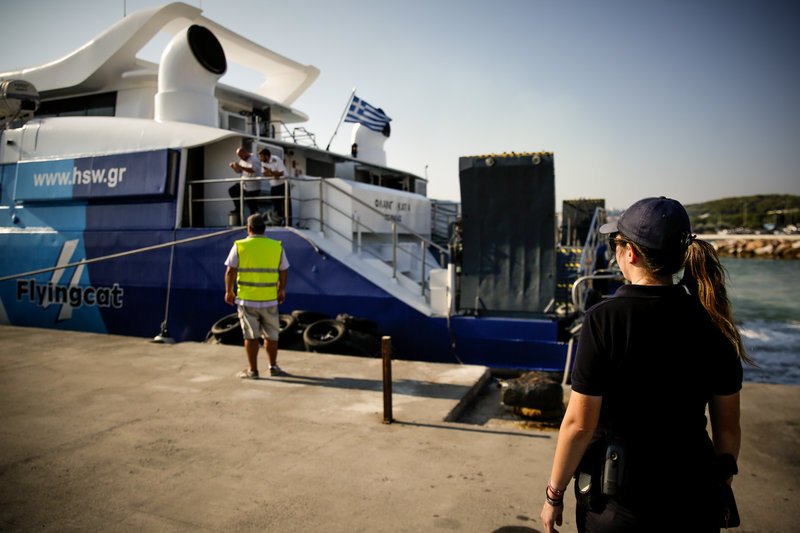 Με ασφάλεια μεταφέρθηκαν στη στεριά οι 215 επιβάτες του  Flyingcat 4 -Επέστρεψε και έδεσε στο λιμάνι το πλοίο [εικόνες] | iefimerida.gr 1