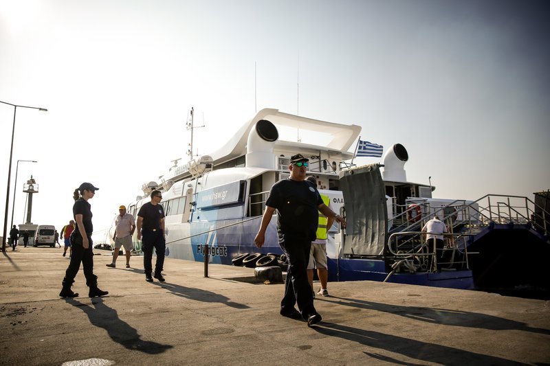 Με ασφάλεια μεταφέρθηκαν στη στεριά οι 215 επιβάτες του  Flyingcat 4 -Επέστρεψε και έδεσε στο λιμάνι το πλοίο [εικόνες] | iefimerida.gr 4