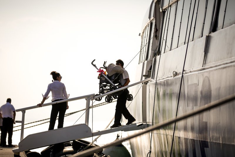 Με ασφάλεια μεταφέρθηκαν στη στεριά οι 215 επιβάτες του  Flyingcat 4 -Επέστρεψε και έδεσε στο λιμάνι το πλοίο [εικόνες] | iefimerida.gr 6