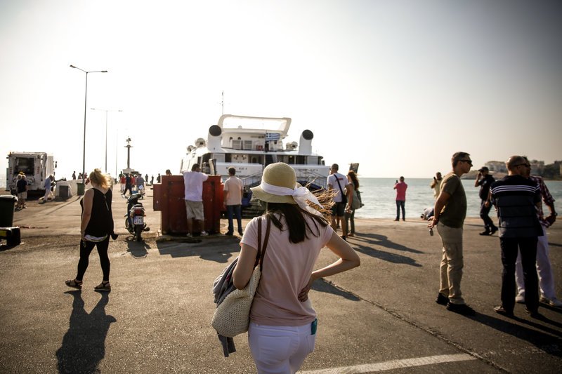 Με ασφάλεια μεταφέρθηκαν στη στεριά οι 215 επιβάτες του  Flyingcat 4 -Επέστρεψε και έδεσε στο λιμάνι το πλοίο [εικόνες] | iefimerida.gr 7