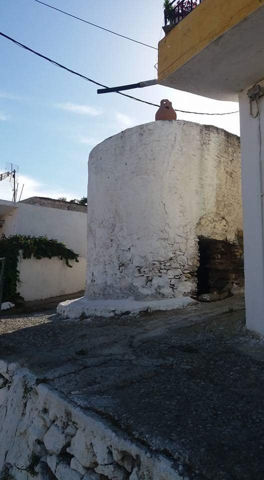 Κρήτη: Ζωγραφίζει τα ερειπωμένα σπίτια και δίνει ζωή στο χωριό [εικόνες] | iefimerida.gr 0