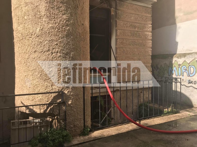 Μεγάλη φωτιά σε κτίριο στο κέντρο της Αθήνας -Απεγκλώβισαν 7 άτομα | iefimerida.gr 2
