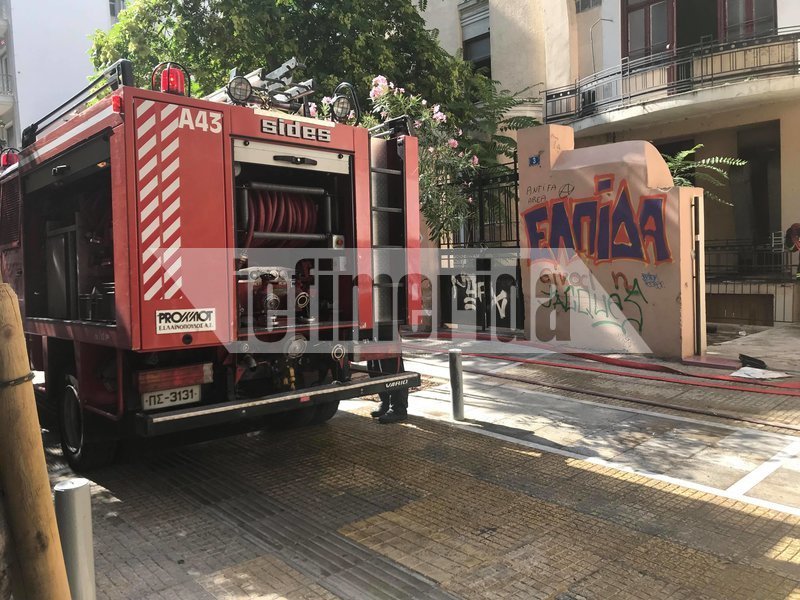Μεγάλη φωτιά σε κτίριο στο κέντρο της Αθήνας -Απεγκλώβισαν 7 άτομα | iefimerida.gr 0
