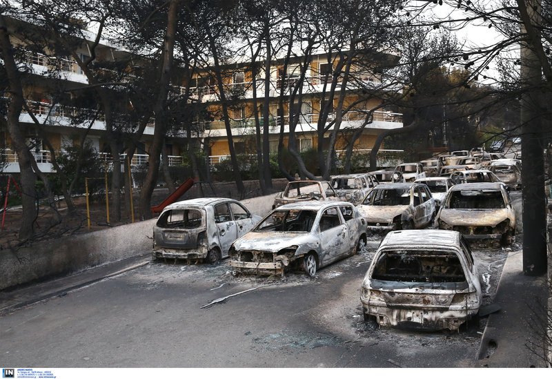 Εφιάλτης στο Μάτι: Νεκροί άνθρωποι στο δρόμο ανάμεσα σε μποτιλιαρισμένα καμμένα ΙΧ [εικόνες] | iefimerida.gr 6