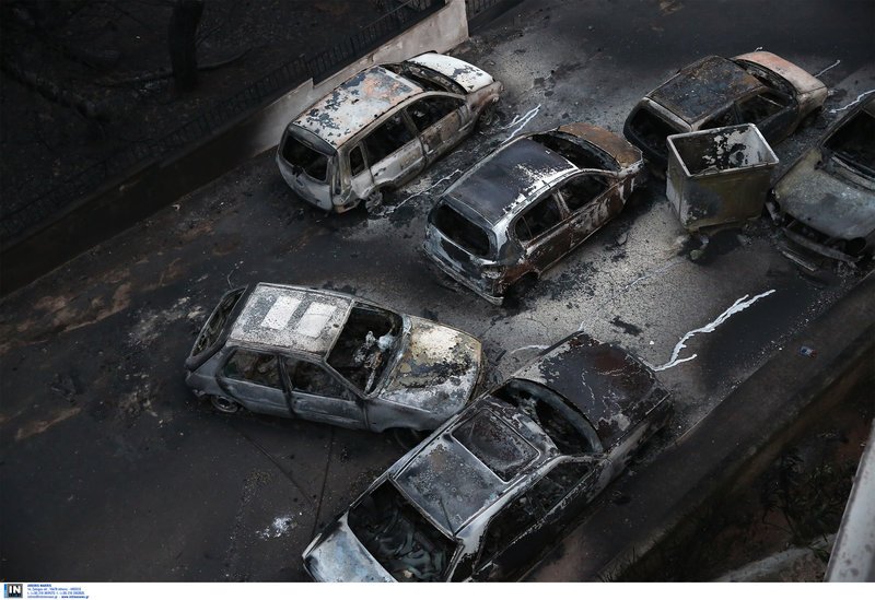 Εφιάλτης στο Μάτι: Νεκροί άνθρωποι στο δρόμο ανάμεσα σε μποτιλιαρισμένα καμμένα ΙΧ [εικόνες] | iefimerida.gr 9