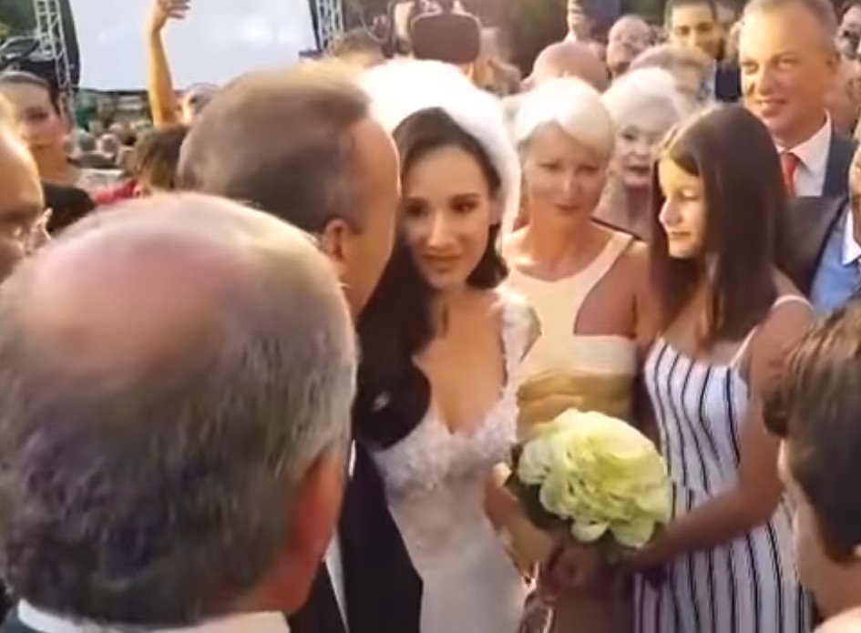 Η απαστράπτουσα νύφη.