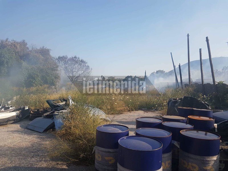 Υπό έλεγχο η φωτιά στον Γέρακα [εικόνες] | iefimerida.gr 1