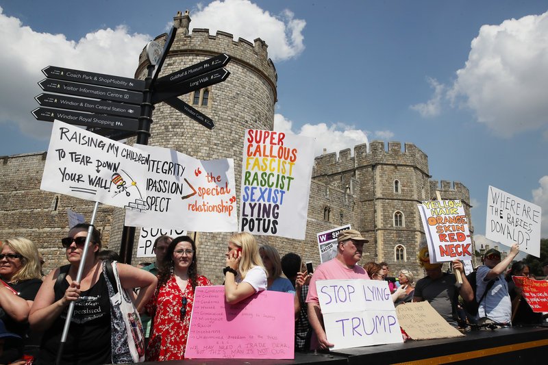 Καρέ καρέ η συνάντηση Τραμπ και Μελάνια με την βασίλισσα για τσάι -Υποδοχή από διαδηλωτές [βίντεο] | iefimerida.gr 16