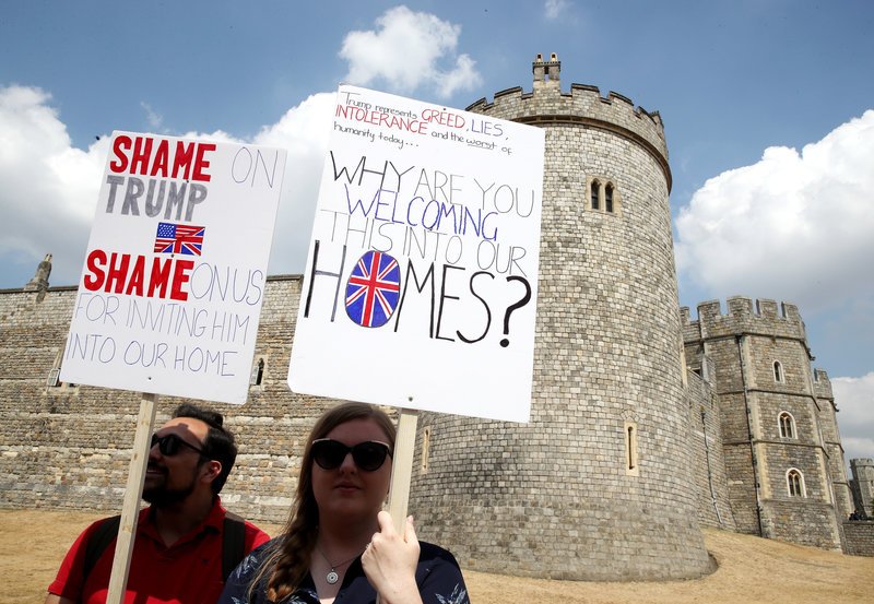 Καρέ καρέ η συνάντηση Τραμπ και Μελάνια με την βασίλισσα για τσάι -Υποδοχή από διαδηλωτές [βίντεο] | iefimerida.gr 14