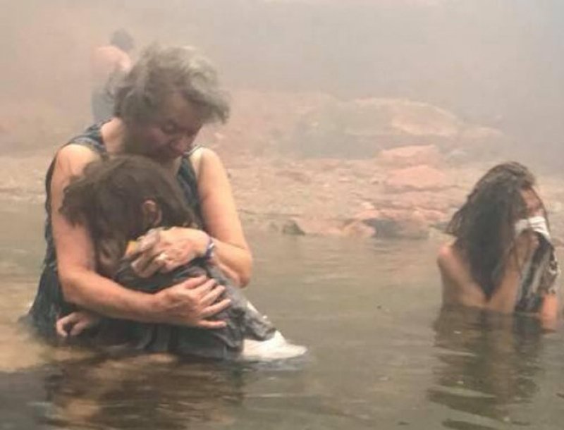 Η ιστορία πίσω από τη συγκλονιστική φωτογραφία από το Μάτι -Η γιαγιά με την εγγονή και ο 14χρονος ήρωας [εικόνα & βίντεο] | iefimerida.gr 0