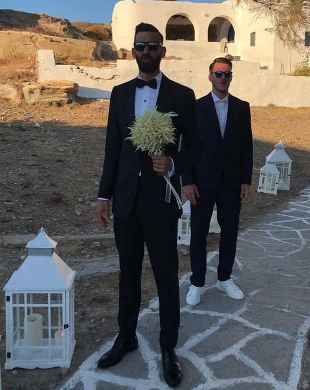 Ο γαμπρός με τον κουμπάρο Νώντα Παπαντωνίου.