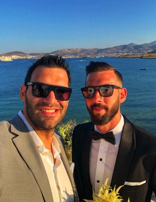 Οι απαραίτητες selfie του γαμπρού.