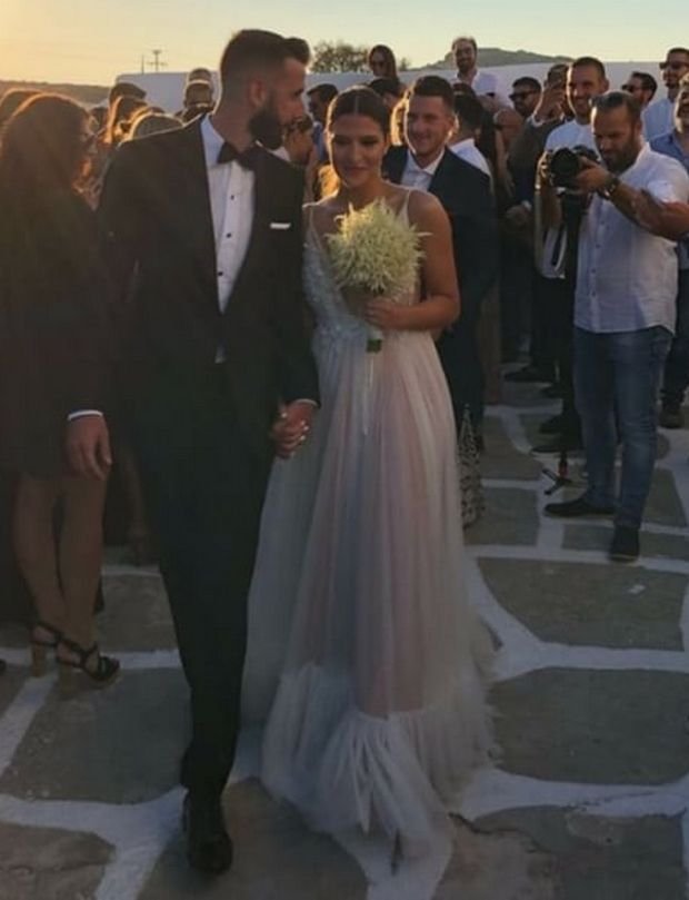 Το ζευγάρι στο δρόμο προς την εκκλησία.