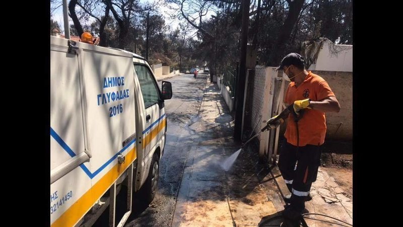 Ο Δήμος Γλυφάδας βοηθά στον καθαρισμό των περιοχών που έχουν πληγεί [εικόνες] | iefimerida.gr 1