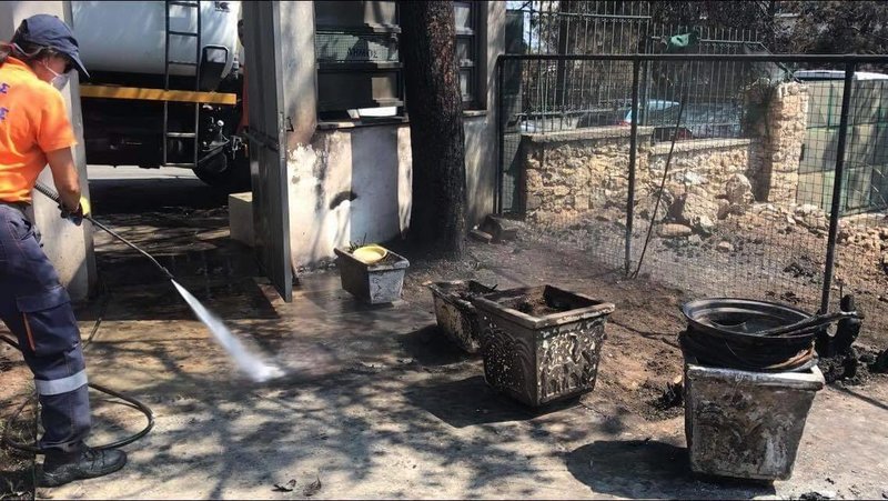 Ο Δήμος Γλυφάδας βοηθά στον καθαρισμό των περιοχών που έχουν πληγεί [εικόνες] | iefimerida.gr 2