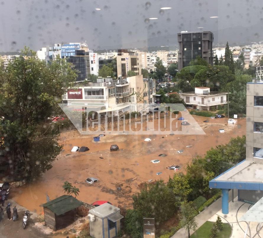 Τα ΙΧ στο πάρκινγκ, εκεί που ήταν η ΗΒΗ στο Μαρούσι βούλιαξαν στις λάσπες