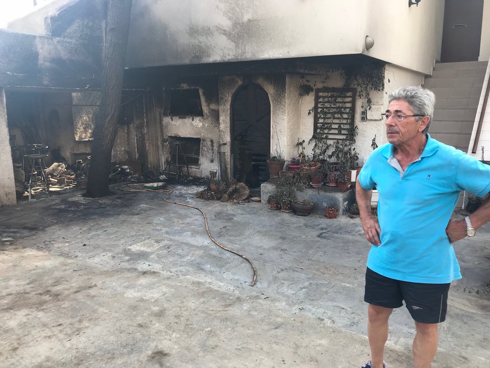 Φωτιά στο Μάτι: Απίστευτη τύχη -Κλειδώθηκαν στο σπίτι, το σφράγισαν και γλίτωσαν [βίντεο] | iefimerida.gr 0