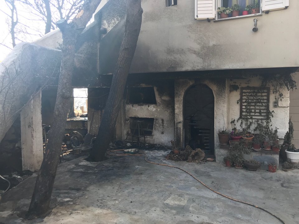 Φωτιά στο Μάτι: Απίστευτη τύχη -Κλειδώθηκαν στο σπίτι, το σφράγισαν και γλίτωσαν [βίντεο] | iefimerida.gr 1