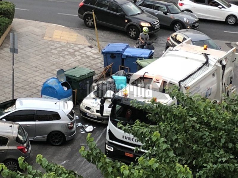Ασυνείδητος οδηγός πάρκαρε μπροστά σε κάδους σκουπιδιών -Βρήκε τα σκουπίδια πάνω στο όχημα του [εικόνες] | iefimerida.gr 6
