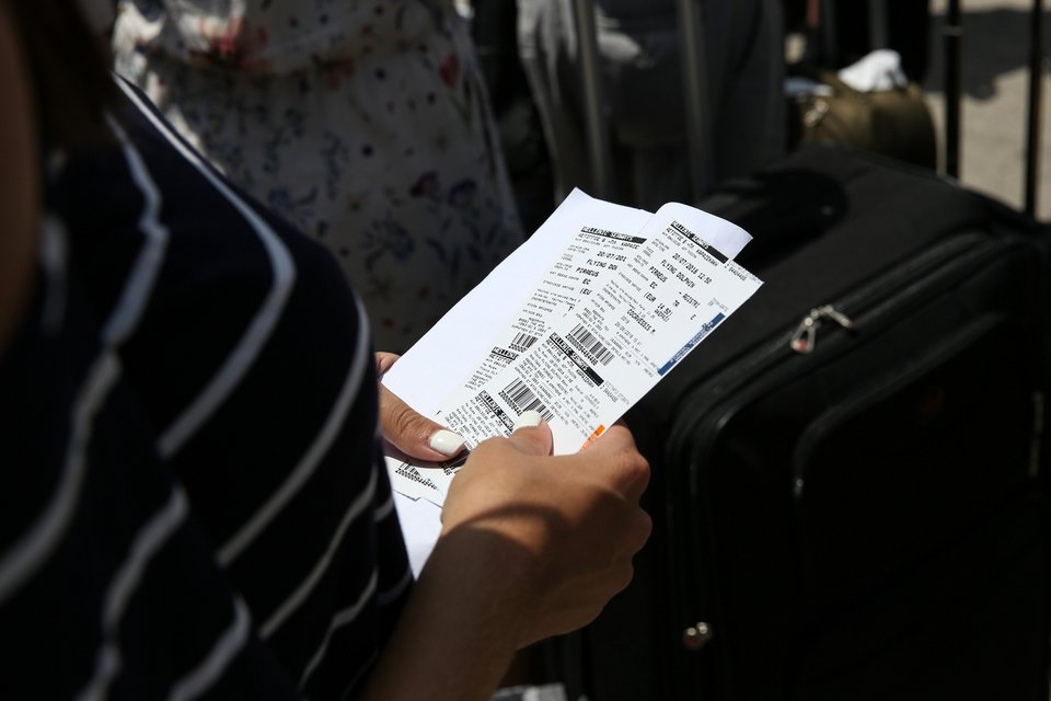 Τελευταίο τσεκ στα εισιτήρια πριν την επιβίβαση