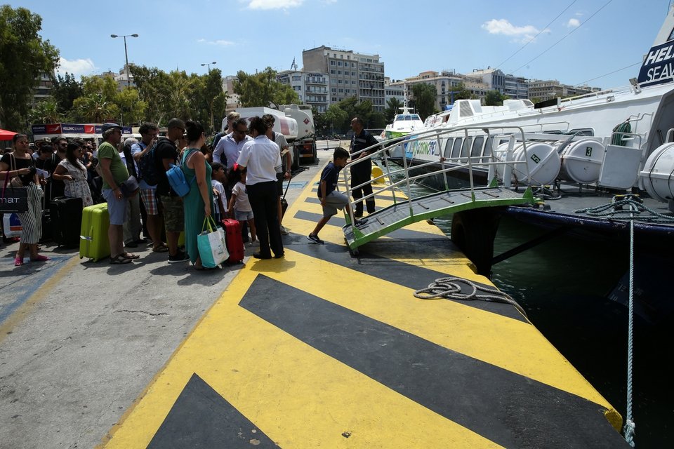 Βούλιαξε το λιμάνι του Πειραιά -Ξεκίνησε η πρώτη μεγάλη καλοκαιρινή φυγή [εικόνες] | iefimerida.gr 11