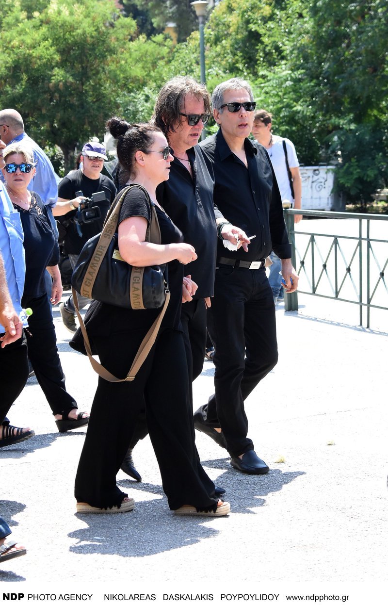 Ο πρώην σύζυγος (Θάνος Καληώρας) και ο νυν, αγκαζέ, στην κηδεία της Τζέσυς Παπουτσή [εικόνες] | iefimerida.gr 5