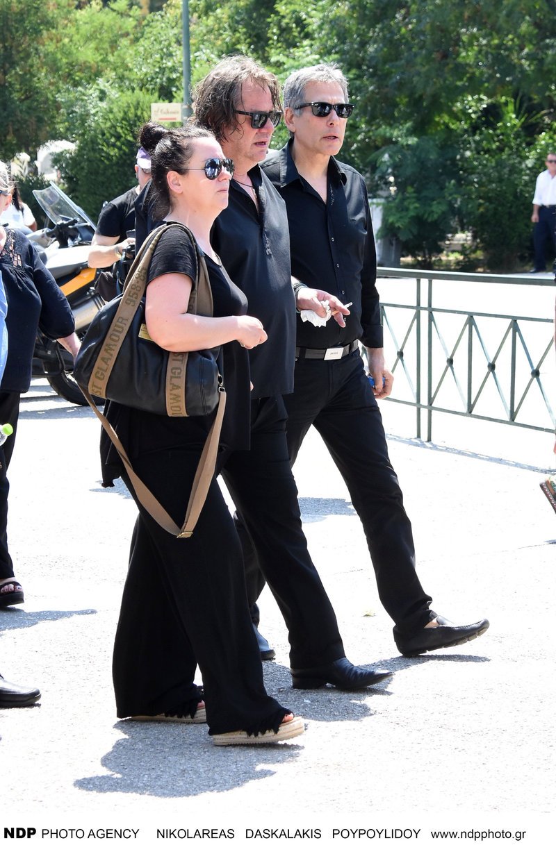 Ο πρώην σύζυγος (Θάνος Καληώρας) και ο νυν, αγκαζέ, στην κηδεία της Τζέσυς Παπουτσή [εικόνες] | iefimerida.gr 7