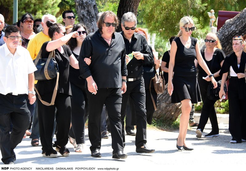 Ο πρώην σύζυγος (Θάνος Καληώρας) και ο νυν, αγκαζέ, στην κηδεία της Τζέσυς Παπουτσή [εικόνες] | iefimerida.gr 6