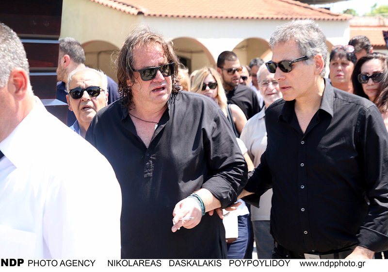Ο πρώην σύζυγος (Θάνος Καληώρας) και ο νυν, αγκαζέ, στην κηδεία της Τζέσυς Παπουτσή [εικόνες] | iefimerida.gr 1