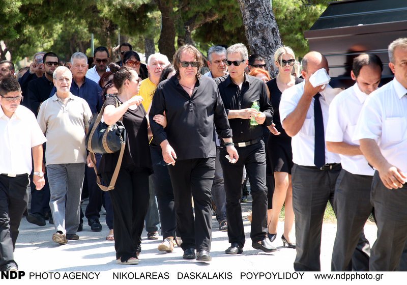 Ο πρώην σύζυγος (Θάνος Καληώρας) και ο νυν, αγκαζέ, στην κηδεία της Τζέσυς Παπουτσή [εικόνες] | iefimerida.gr 3