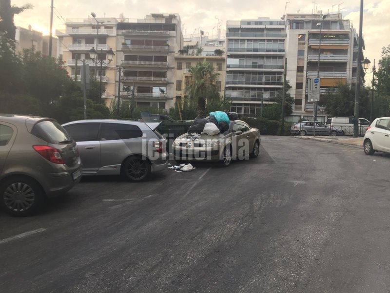 Ασυνείδητος οδηγός πάρκαρε μπροστά σε κάδους σκουπιδιών -Βρήκε τα σκουπίδια πάνω στο όχημα του [εικόνες] | iefimerida.gr 5